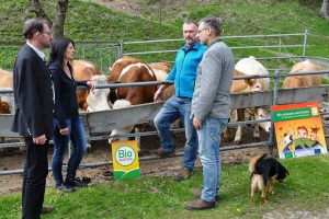 Reinhold Schwingenschlögl und Obmann Otto Gasselich besuchten Anfang April den Biobetrieb von Monika und Erich Jungwirth in Altenreith bei Gaming.