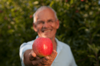 Biobauer Loidl mit Apfel in der Hand