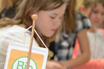 BIO AUSTRIA Logo im Vordergrund und dahinter Kinder