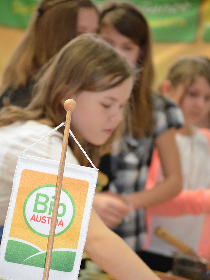 BIO AUSTRIA Logo im Vordergrund und dahinter Kinder