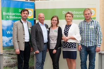 auf dem Foto vlnr: Johann Schnitzhofer (Landtagsabgeordneter Salzburg), Gerhard Wieser (Lerchenmühle), Leonore Gewessler (GLOBAL 2000), Gertraud Grabmann (Obfrau BIO AUSTRIA), Sebastian Herzog (Obmann BIO AUSTRIA Salzburg)