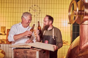 Zwei Männer beim Bier Verkosten