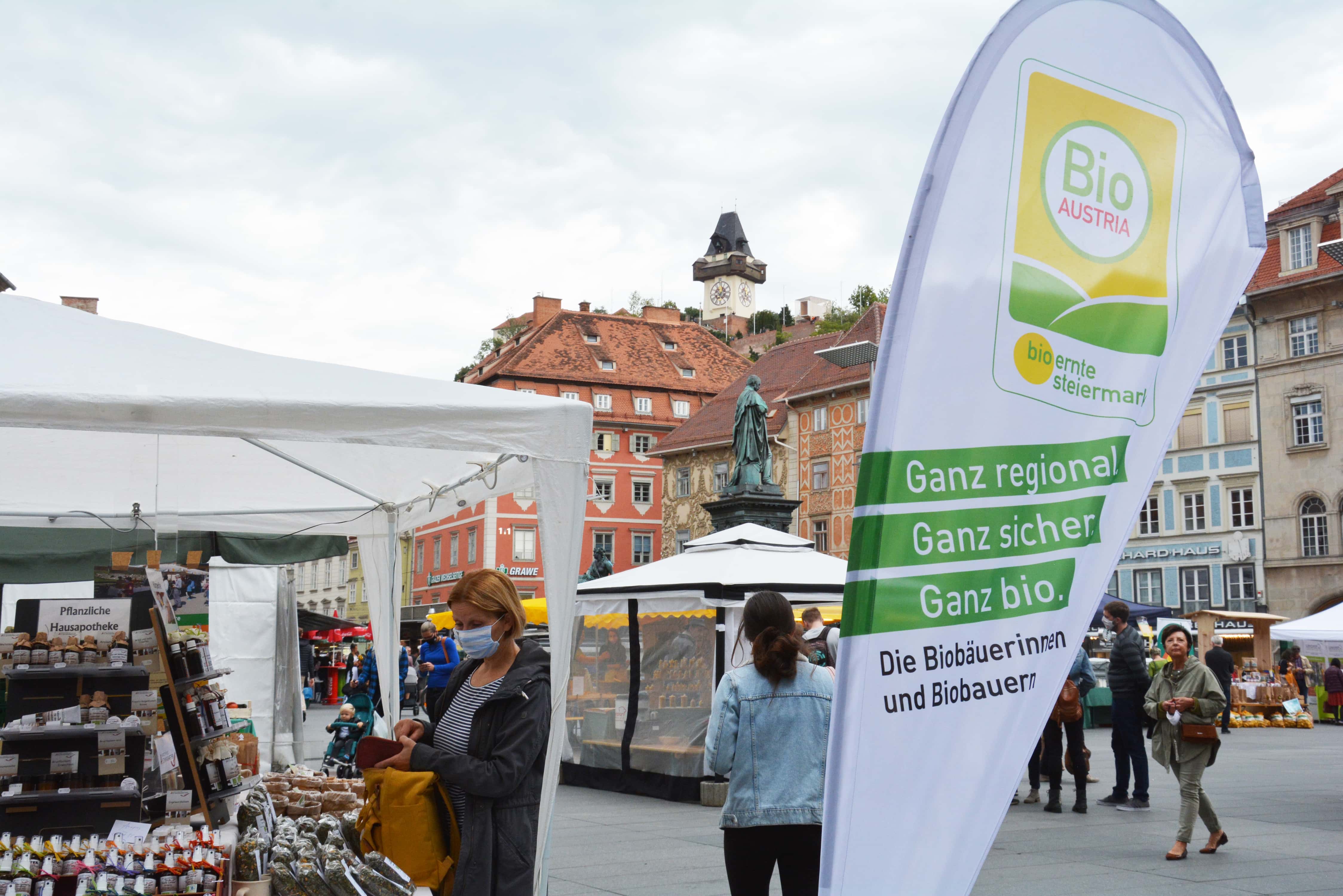 BioBauernmarkt im Schatten des Uhrturmes BIO AUSTRIA