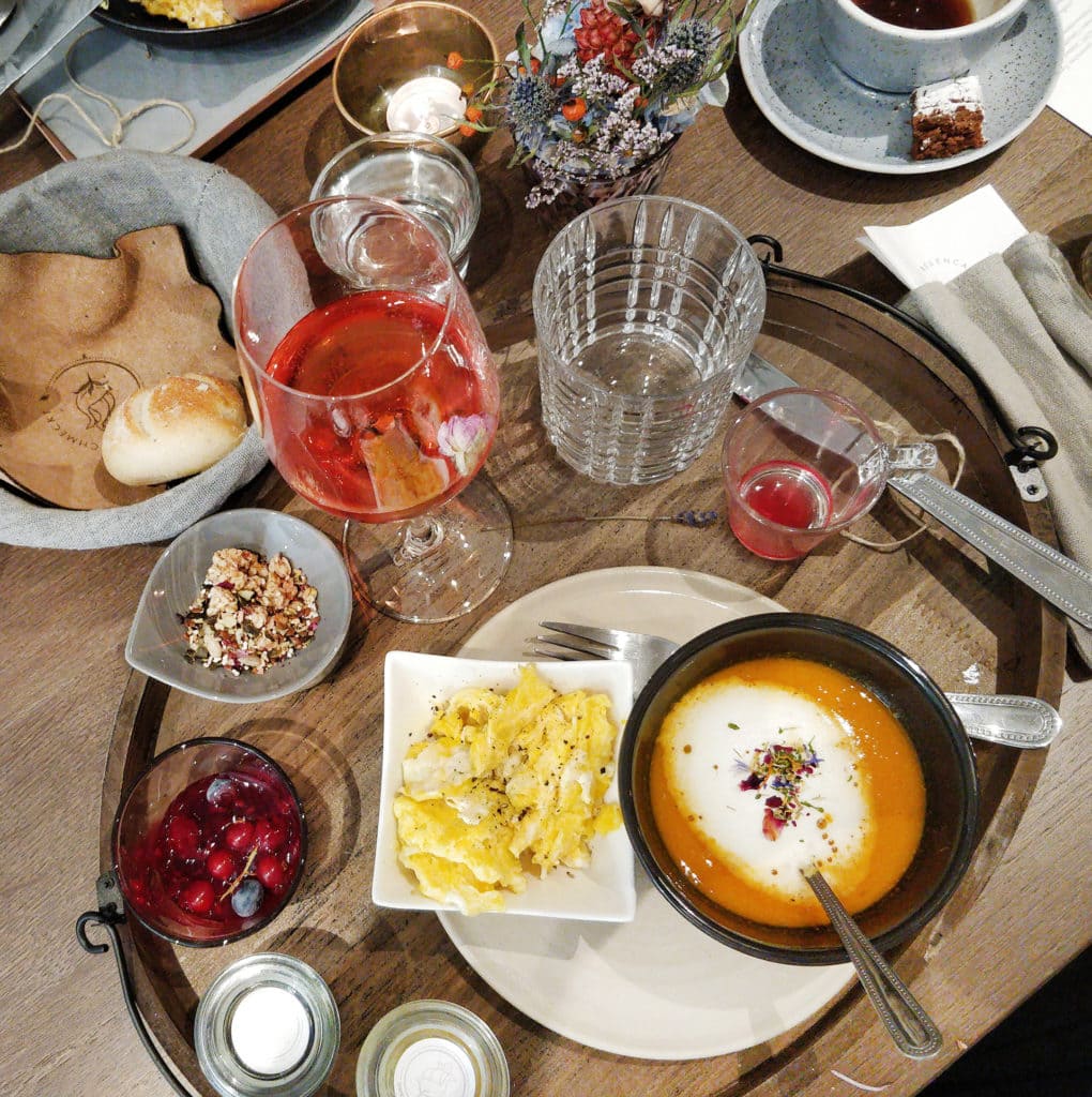 Suppe und Eierspeis im Rahmen des Rosenfrühstücks