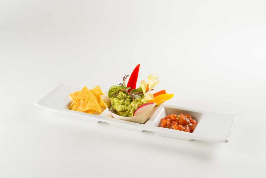 Würzige Guacamole gespickt mit Chicorée Romana und Radicchio dazu Tacos