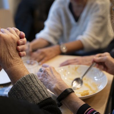 Leeres Teller mit Händen
