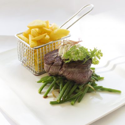 © Holzinger Filetsteak auf Speckfisolen mit Kräuterbutter und Steakhouse Fries