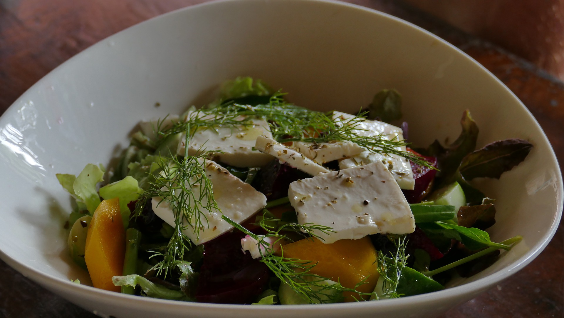 Salat mit karamellisierter Birne, Kürbis, Ziegenkäse und Walnüssen ...