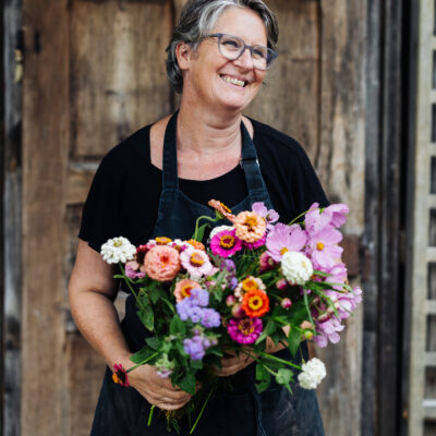 © Slowfood/Mara Hohla Bäuerin mit Blumenstrauß