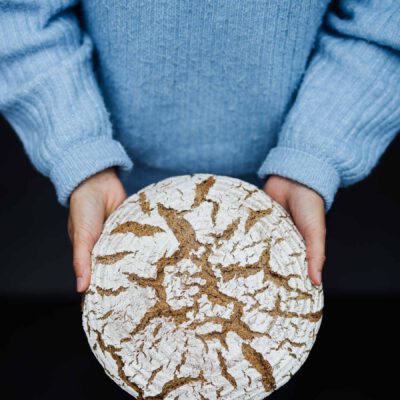 © Slowfood/Mara Hohla
Frau hält Brotlaib
