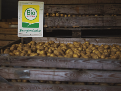 Erdäpfel in Holzkiste gelagert