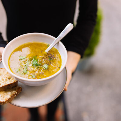 Suppenteller mit Bio-Zwiebelsuppe
