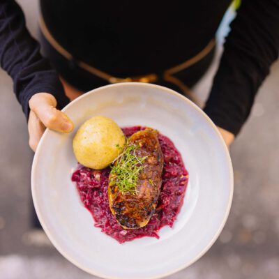 Teller mit veganer Bio-Ente