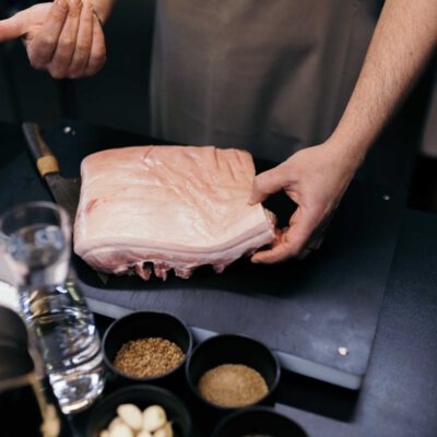 Bio-Schweinebraten würzen