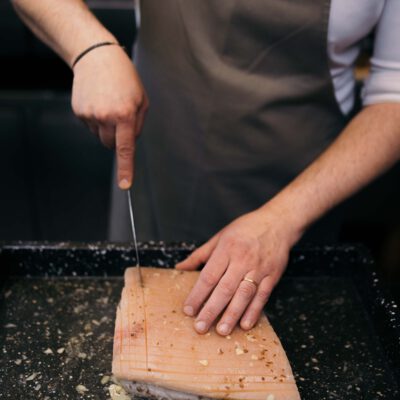 Bio-Schweinebraten einschneiden