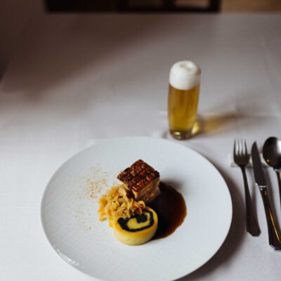 Teller mit Bio-Schweinebraten