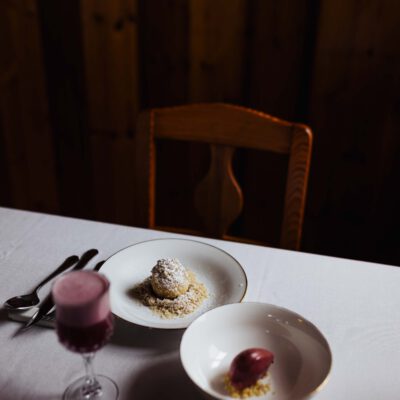 Teller mit Bio-Zwetschkenknödel und Sorbet