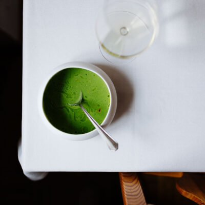 Teller mit Vogerlsalat-Suppe