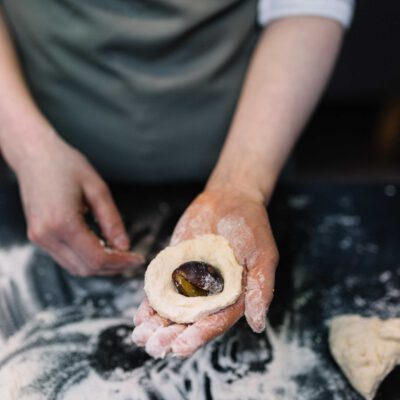 Zwetschkenknödel formen