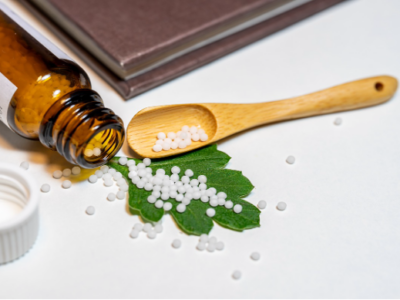 Homöopathische Globuli auf Tisch
