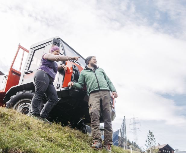 Zwei Personen vor Muli schauen in die Ferne