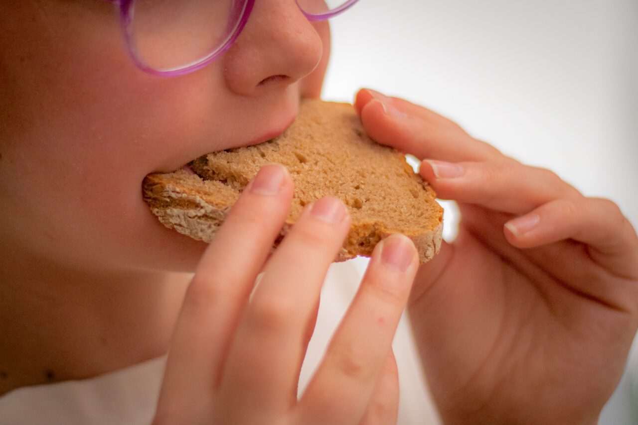 Kind isst Bauernbrot