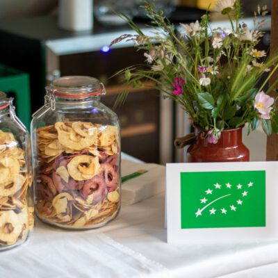 Getrocknete Apfelringe im Glas