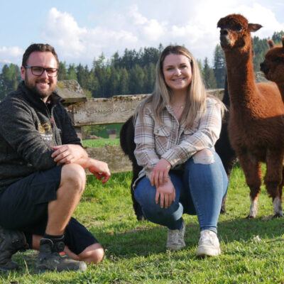 Bäuerin und Bauer mit Alpaka
