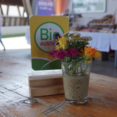 Tisch mit Blumendeko am Bio-Fest