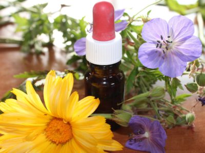 Braunglasflasche mit Blumen