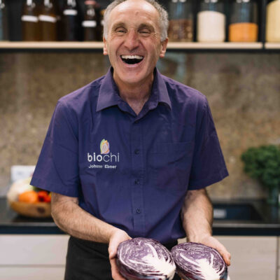 Koch mit Bio-Rotkraut