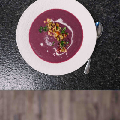 Teller mit Bio-Rotkrautsuppe