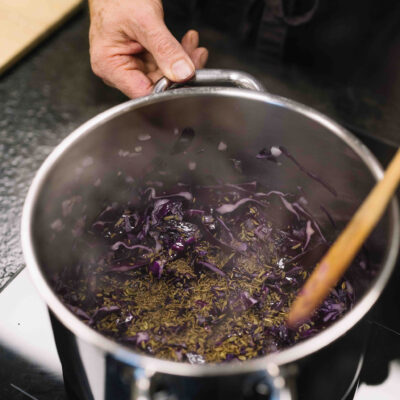 Topf mit Bio-Rotkraut
