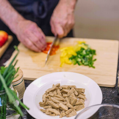 Person schneidet Bio-Gemüse