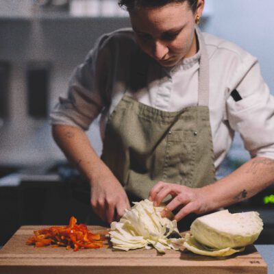 Person schneidet Bio-Kraut