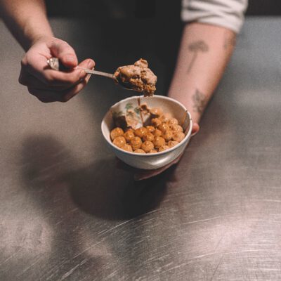 Tiramisu in Schale mit Löffel