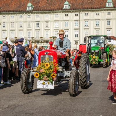 Oldtimer Traktor am Wiener Heldenplatz