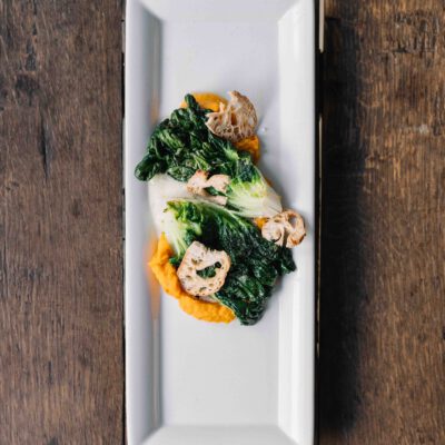 Bio-Gemüse auf Teller angerichtet