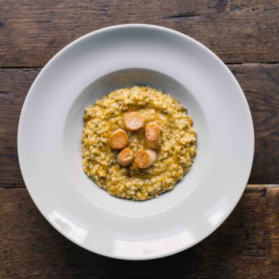 Teller mit Safran-Pilz-Risotto