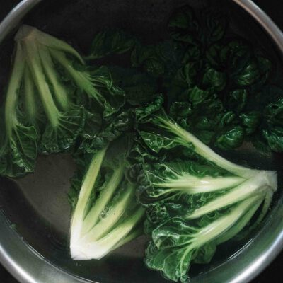 Bio-Blattgemüse in Schüssel