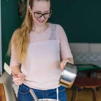 Frau bereitet Karamell zu