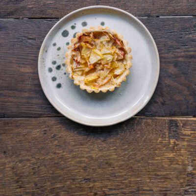 Teller mit Apfeltartelette