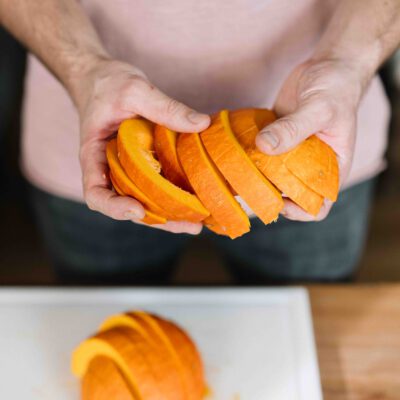 Bio-Kürbis auf Schneidebrett