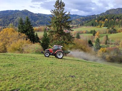 Kalkstreuer im Grünlandgebiet