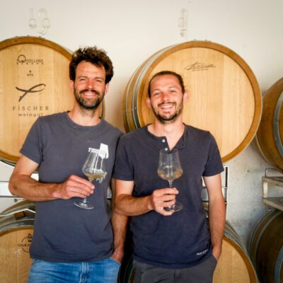 © BIO AUSTRIA Steiermark Klaus und Bernhard Fischer mit Weingläsern