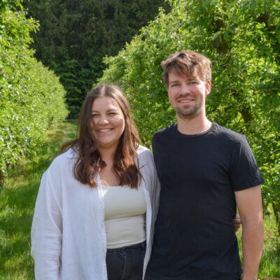 © BIO AUSTRIA Steiermark Bauer und Bäuerin in Obstgarten
