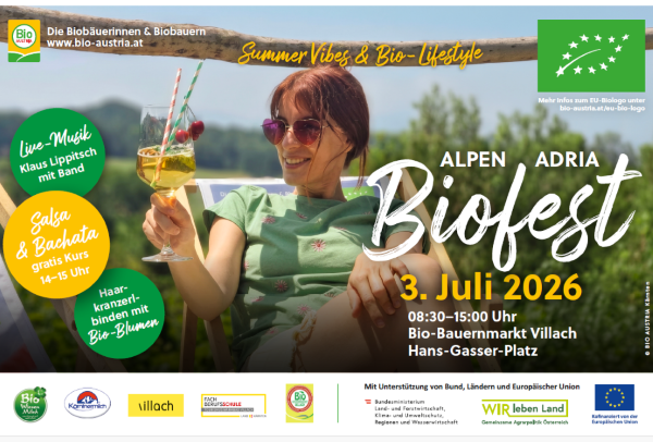 dunkelhaarige Frau mit Cocktail auf Liegestuhl blauer Himmel Hintergrund