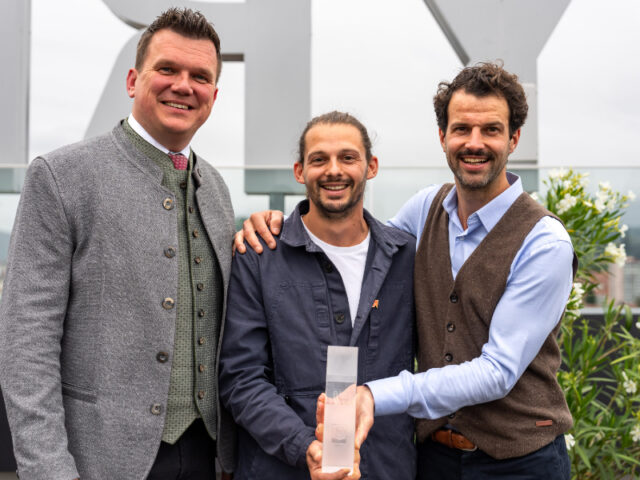 Bernhard und Klaus Fischer mit Award-Pokal
