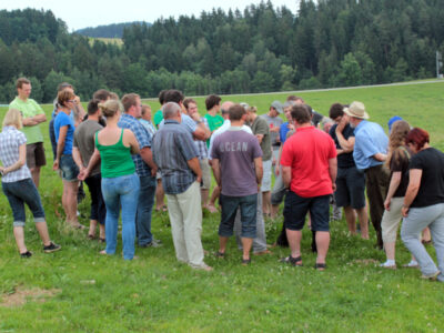 Menschen bei Bio-Exkursion auf Wiese