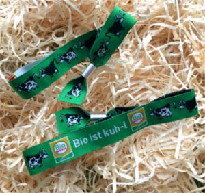 Bild von Armbändchen auf Stroh.
